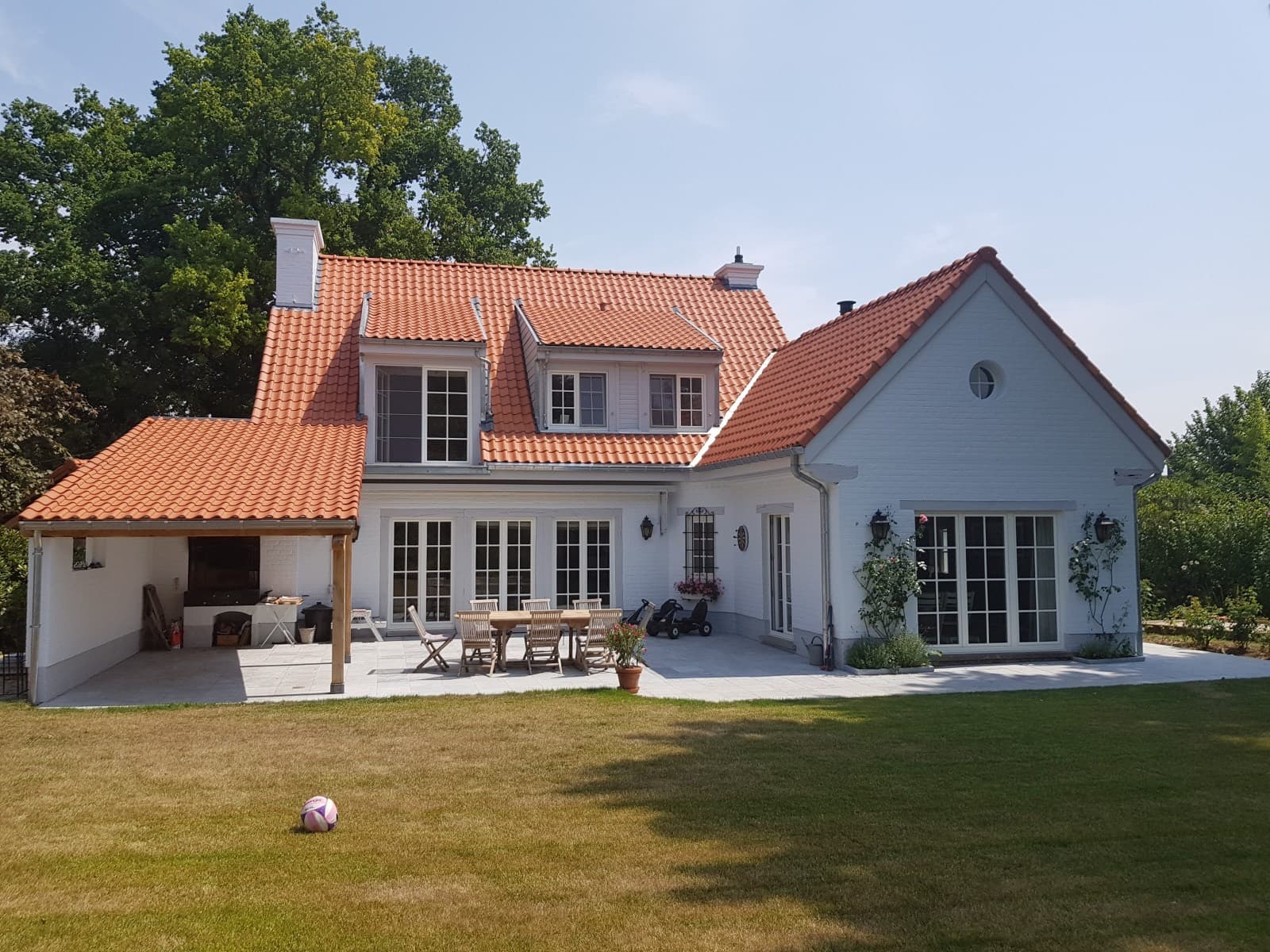 Villa blanche à toiture en tuiles orange et lucarnes, à Nivelles