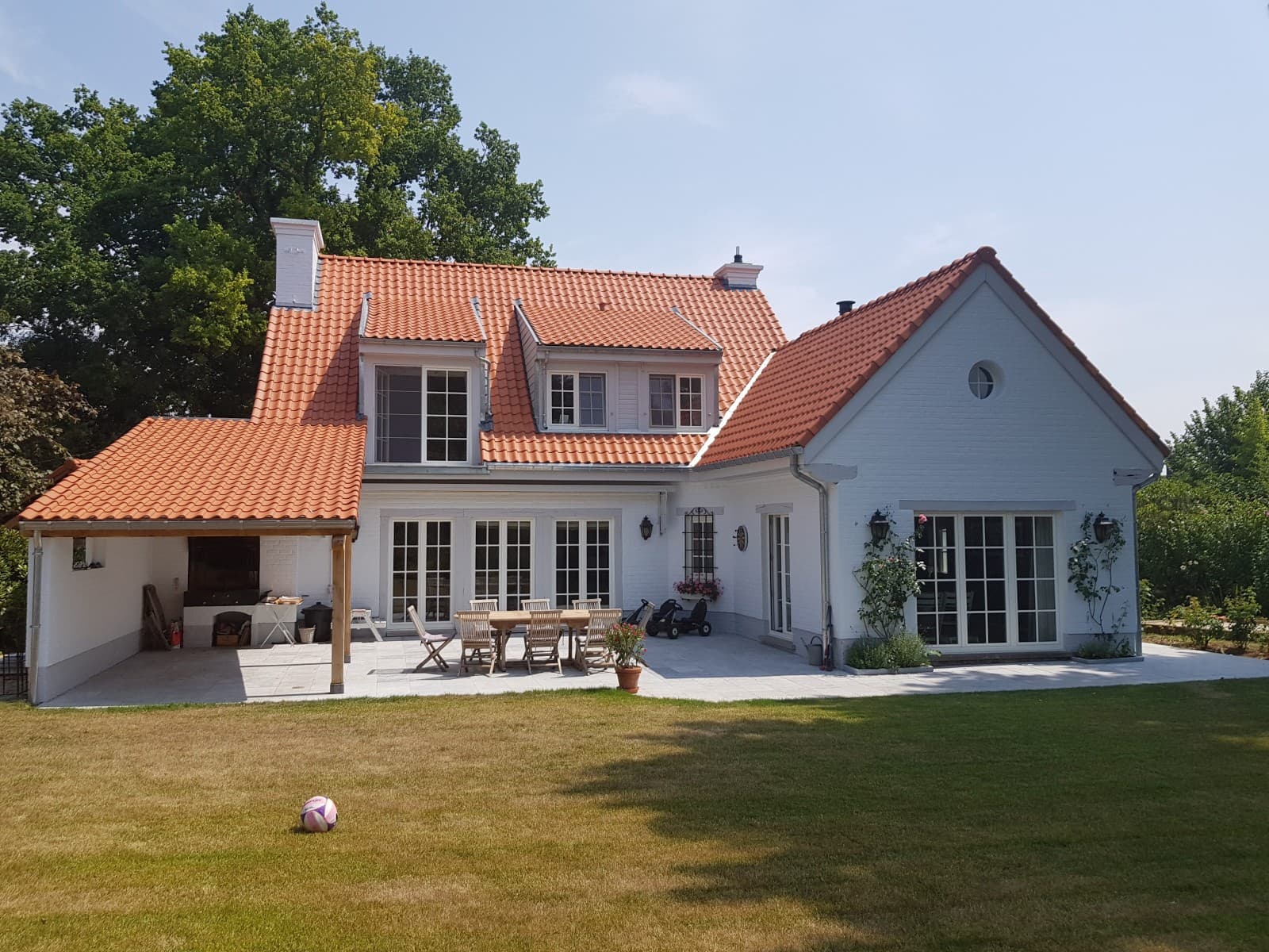 Belle maison avec toiture en tuiles rouges
