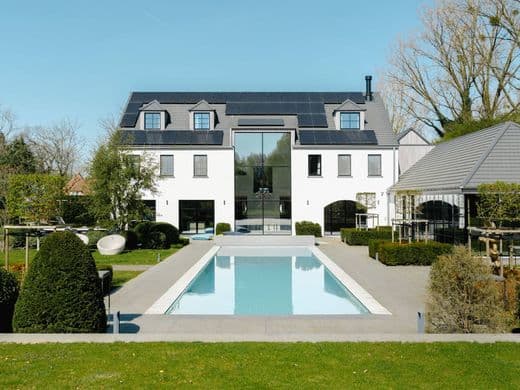 Villa équipée de panneaux solaires et isolée performante